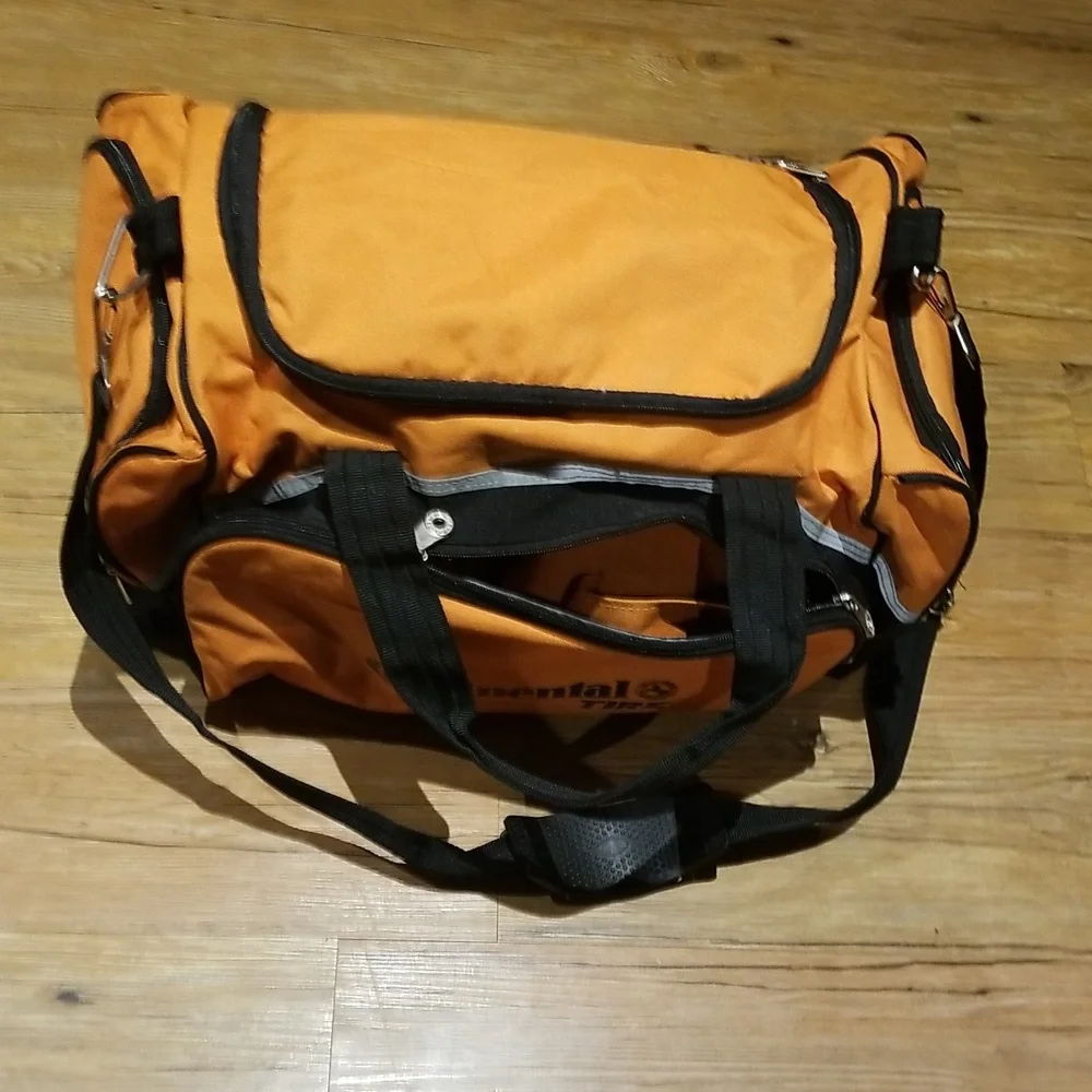 Multiple zippered pockets duffle EUC